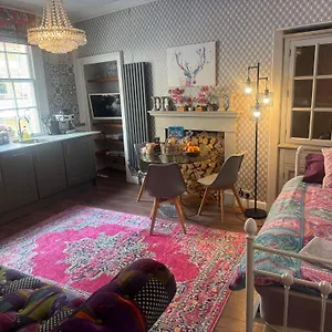  Apartment Georgian At Thomas Street Double Bedroom And Two Single Trundle Beds